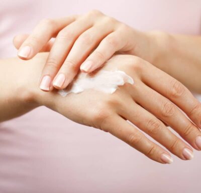 Quelle crème anti-vieillissement faut-il utiliser pour le traitement des mains ? | Dr Cormary | Lyon